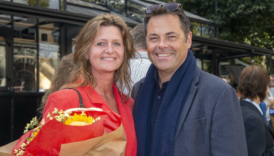 Kristian Ring-Hansen Holt og hustruen Julie havde solsikker med til datteren efter forestillingen.