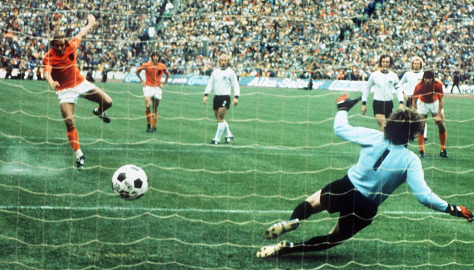 - Med sine karakteristiske tacklinger, sublime forståelse og ikoniske straffespark vil han for altid være en af de største spillere, hollandsk fodbold har skabt, skriver KNVB.