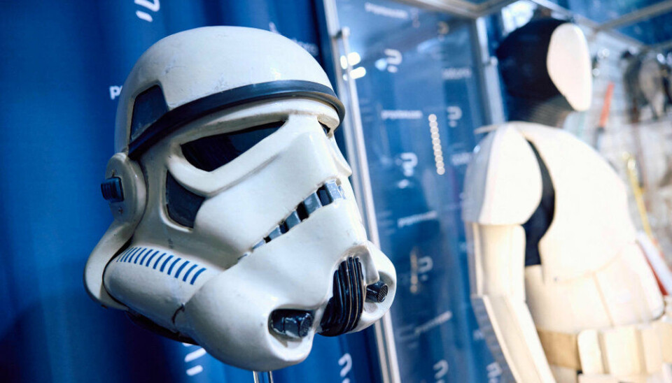 På auktionen kan man blandt andet byde på en stormtrooper-hjelm fra filmen 'Star Wars: A New Hope' fra 1977. Hjelmens værdi vurderes til at ligge mellem 250.000 og 500.000 pund.