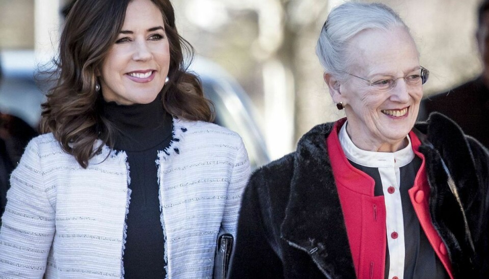 Kronprinsesse Mary var på den officielle gæsteliste, da dronning Margrethe søndag havde inviteret til Hærens Hæderstegnsmiddag på Fredensborg Slot. Det var et arrangement, som også majestætens gravhund Tilla, mente den skulle med til.