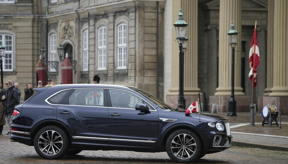 Margrethe på vej ind på Amalienborg på bagsædet af den kongelige Bentley.