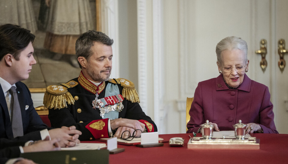 Her underskriver dronning Margrethe sin abdikationserklæring.