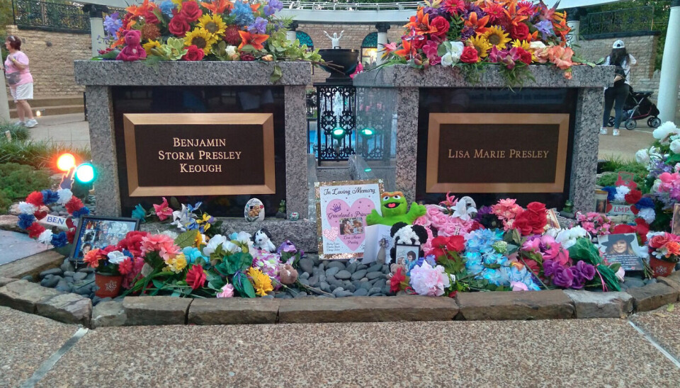 Mor og søn ligger side om side og tæt på Elvis Presley ved Graceland.