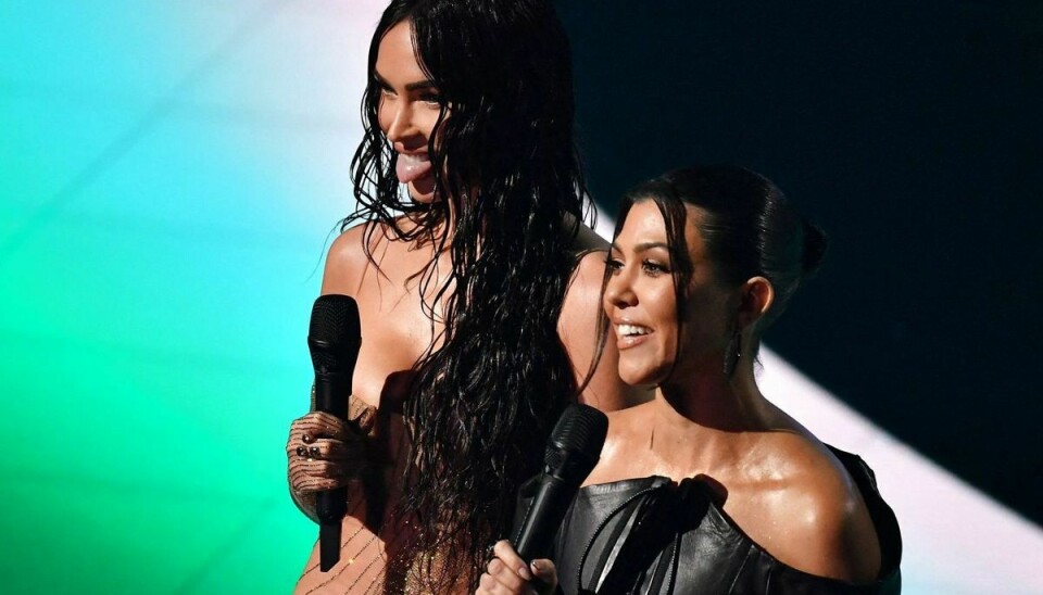 Megan Fox (tv) og Kourtney Kardashian se her på scenen ved MTV Video Music Awards 2021 for at præsentere deres kærester, Machine Gun Kelly og Travis Barker, som sammen afsluttede det store show.