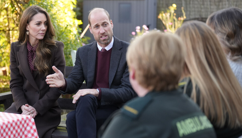 Kate og William ses her i en samtale med nogle af de redningsfolk, der rykkede ud i forbindelse med det grusomme knivstikkeri i engelske Southport