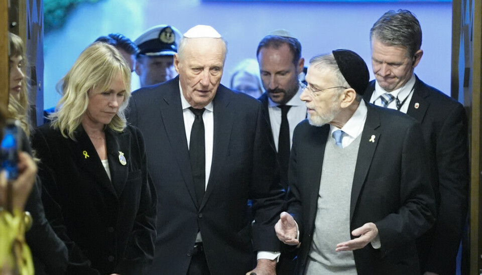Kong Harald og kronprins Haakon ses her ankomme til synagogen i Oslo den 7. oktober.