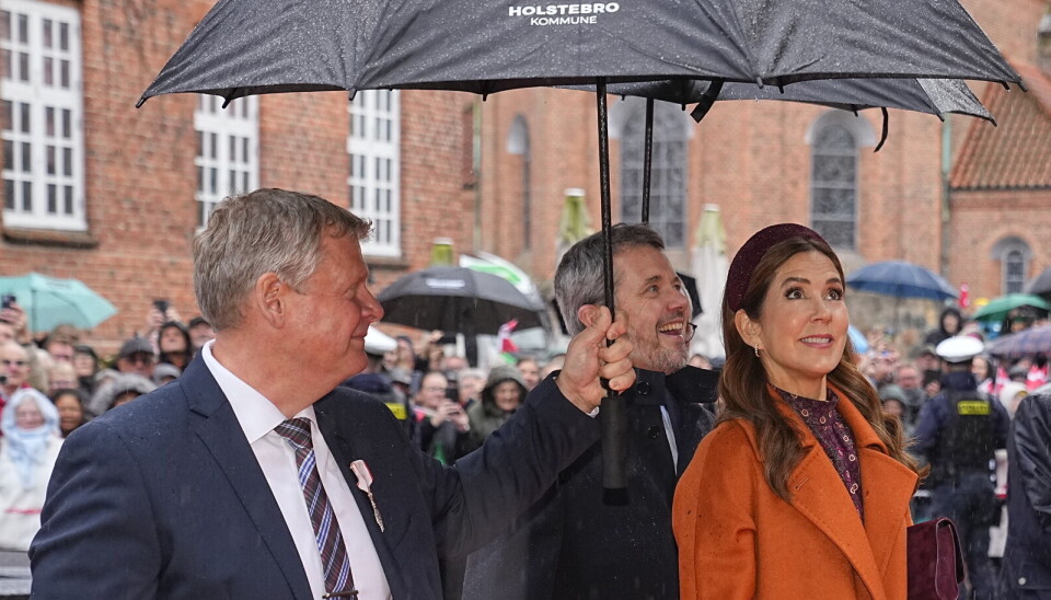 Frederik og Mary ses her ved ankomsten til Rådhuset i Holstebro - i silende regnvejr