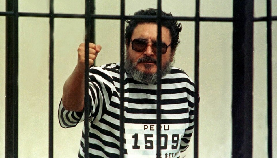 Abimael Guzman, der grundlagde oprørsbevægelsen Den Lysende Sti, er lørdag død. Han blev i 1992 anholdt i Perus hovedstad, Lima, og idømt en livstidsdom. Foto er taget kort tid efter hans tilfangetagelse for 29 år siden.