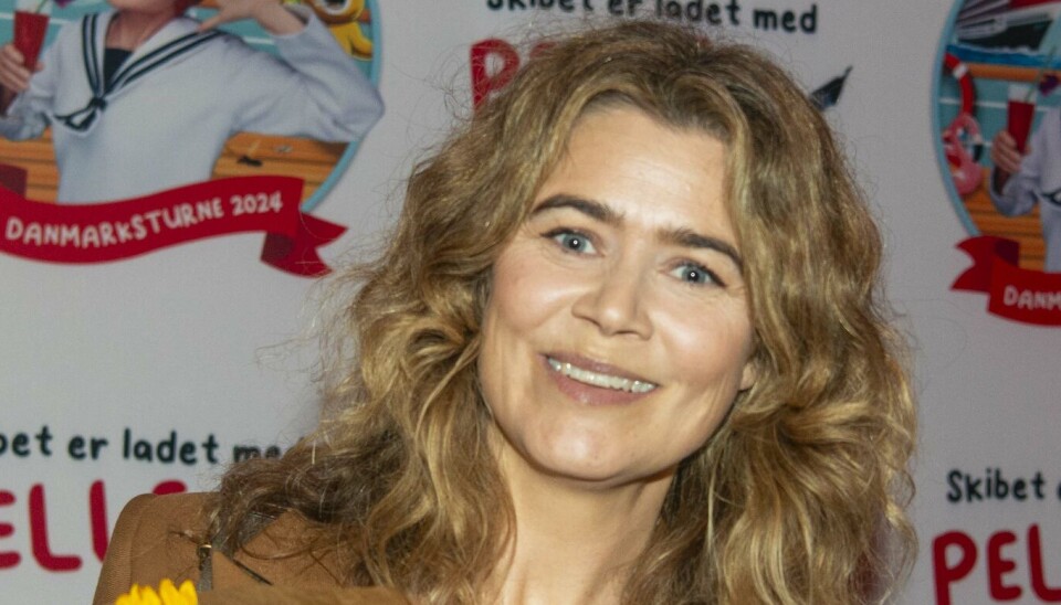 Sofie Lassen-Kahlke med flotte blomster til Trine Gadeberg.