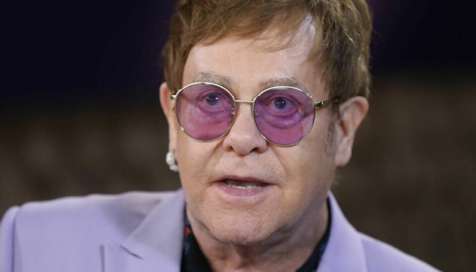 Den britiske musiker Sir Elton John skal opereres på grund af en hofteskade.