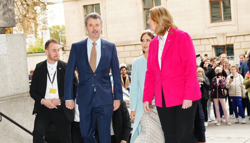 Kong Frederik og dronning Mary ses her på vej ind i Rigsdagsbygningen i Berlin.