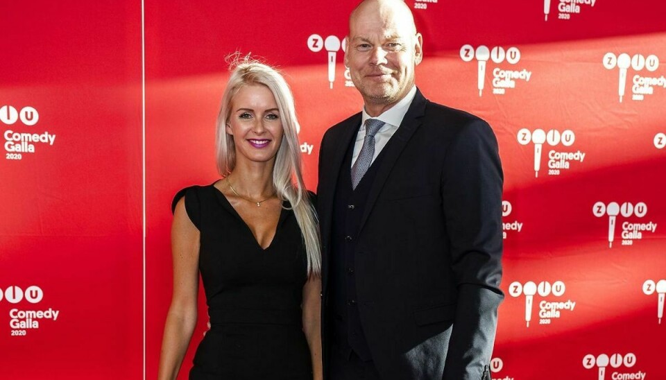 Andreas Bo ses her på den røde løber ved ved ZULU Comedy Galla 2020 i Operaen i København sammen med sin tilkommende, Katrine Wadil.