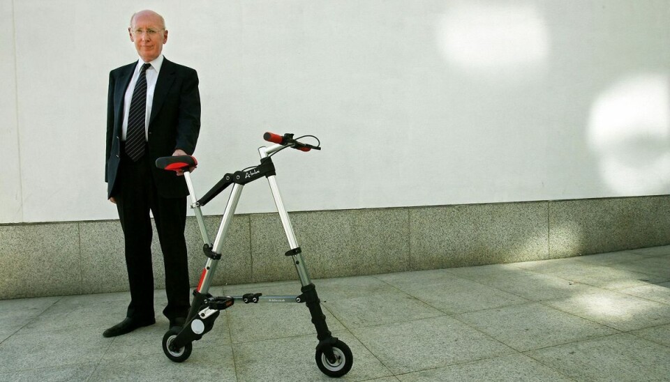 Sir Clive Sinclair opfandt blandt andet regnemaskinen i lommestørrelse. Sir Clive Sinclair opfandt blandt andet regnemaskinen i lommestørrelse.