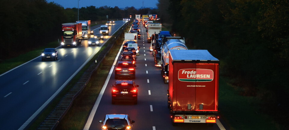 Flere spor spærret på motorvej