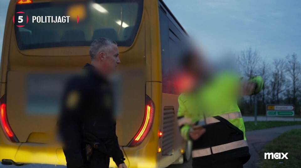 Chaufføren ender med ikke at ville vise Kasper, hvor han har set den færdselstavle, han taler om.
