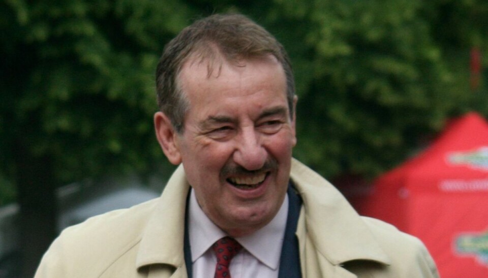 Den folkekære, britiske skuespiller og komiker John Challis er gået bort. Han blev 79 år.