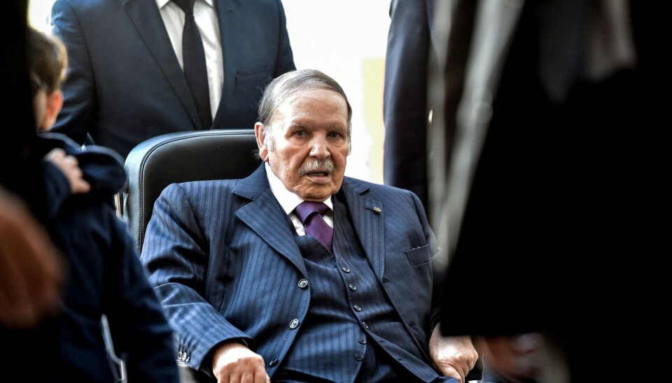 Abdelaziz Bouteflika blev i 2013 ramt af et slagtilfælde, hvilket sendte ham i kørestol. Her ses han i november 2017. Abdelaziz Bouteflika blev i 2013 ramt af et slagtilfælde, hvilket sendte ham i kørestol. Her ses han i november 2017.