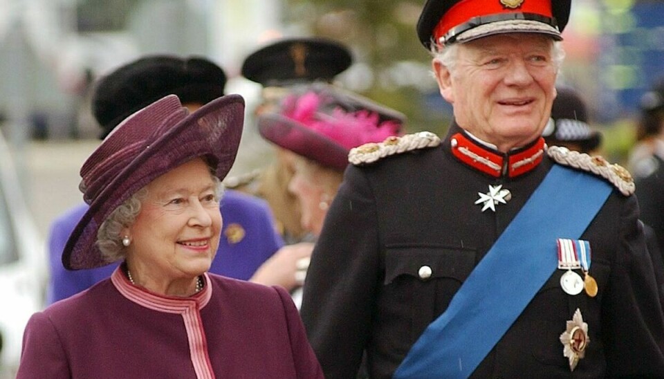 Dronning Elizabeth ses her sammen med nu afdøde Sir Timothy Colman.