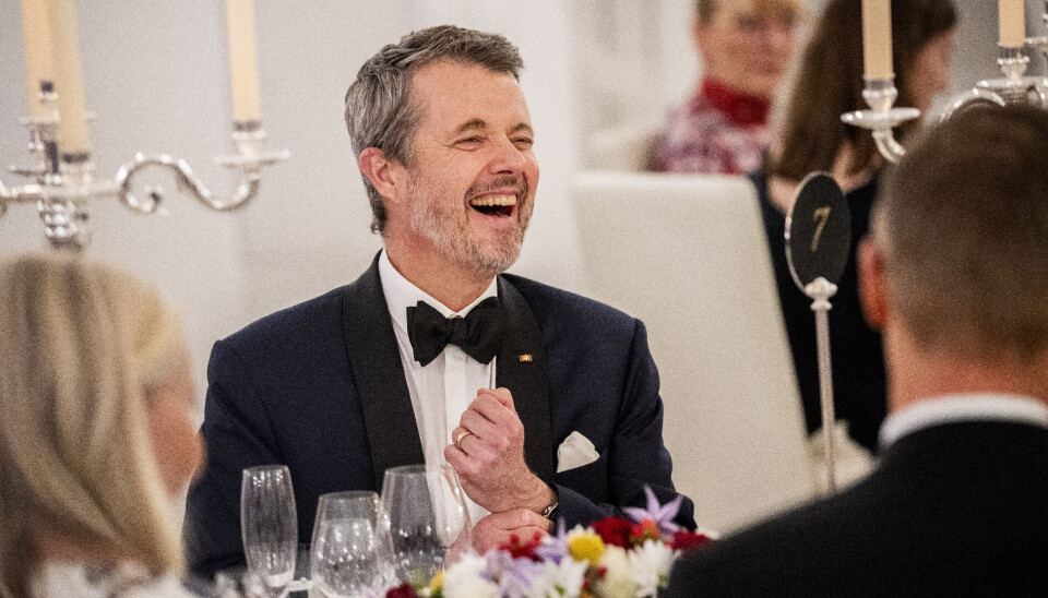 Kong Frederik ses her under den officielle middag på Schloss Bellevue i Berlin mandag aften.