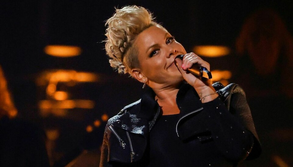 Den amerikanske sanger Pink er i dyb sorg efter hendes far torsdag den 26. august tabte kampen mod prostata-kræft.