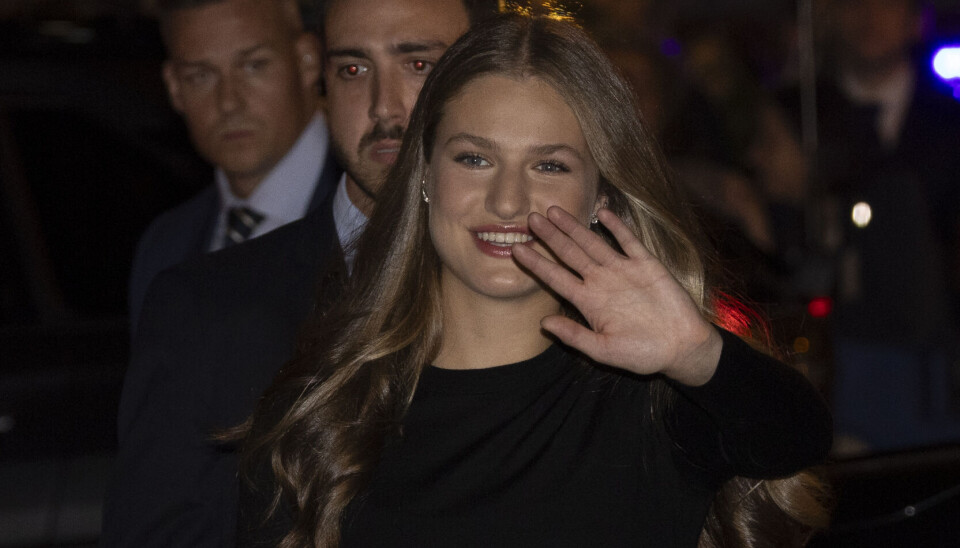 Kronprinsesse Leonor, i mors sorte Hugo Boss-top, hilser på nogle af de mange, der var mødt frem for at få et glimt af de kongelige