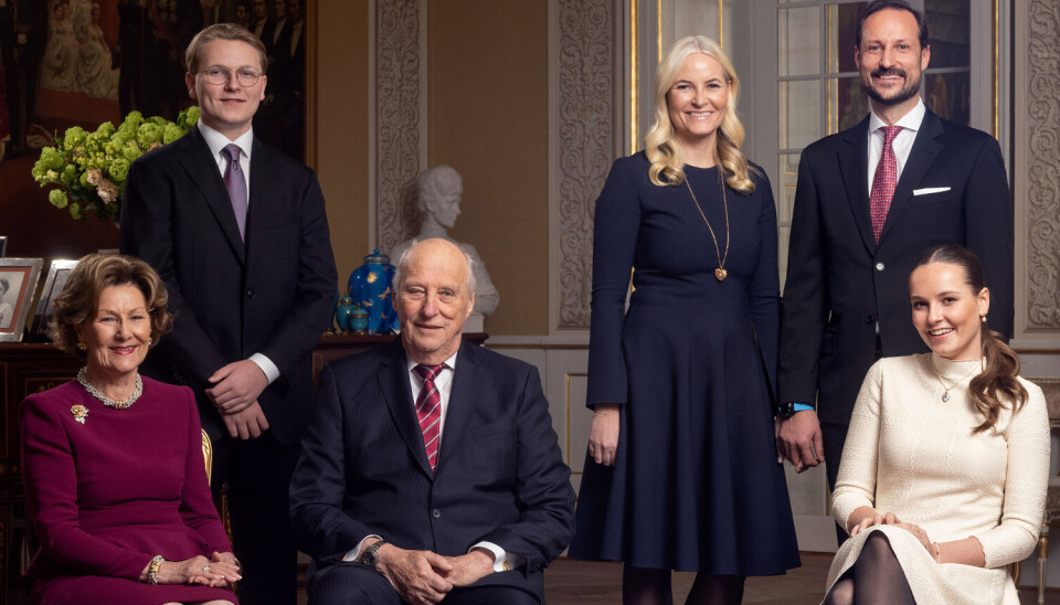 Medlemmerne af det norske kongehus. Fra venstre er det dronning Sonja, prins Sverre Magnus, kong Harald, kronprinsesse Mette-Marit, kronprins Haakon og prinsesse Ingrid Alexandra.