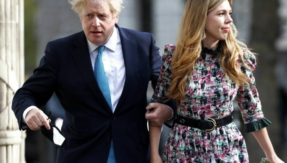 Boris Johnson,d er her ses sammen med sin kone Carrie Symonds, mistede natten til tirsdag sin mor.