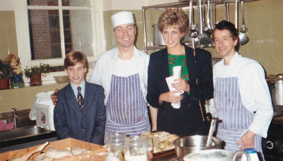 Prinsesse Diana tog ofte William med rundt i arbejdet for hjemløse. På billedet fra 1993 er de sammen taget i hjælpekøkkenet ''The Passage' i London.