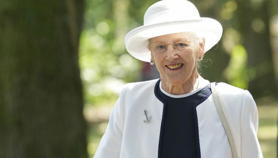 Dronning Margrethe er rejst udenfor rigets grænser og kronprinsen har derfor for en stund taget over som regent. Dronning Margrethe er rejst udenfor rigets grænser og kronprinsen har derfor for en stund taget over som regent.