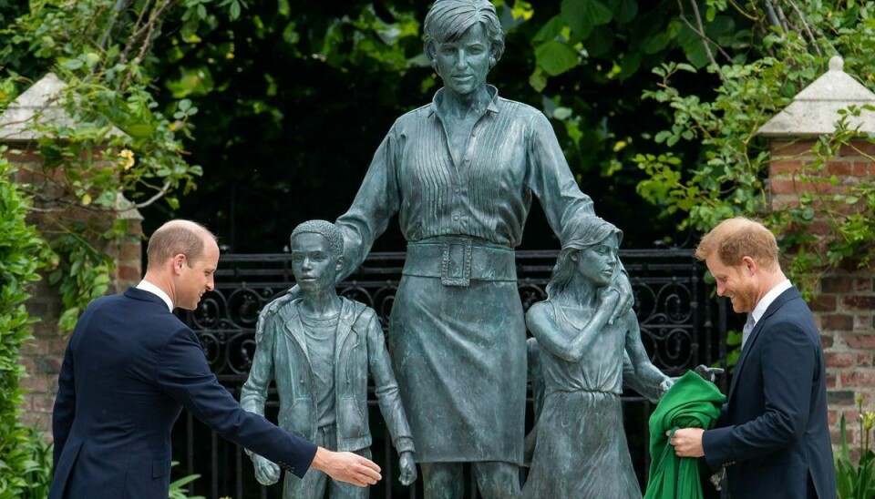 Harry og William ved afsløringen af Diana-statuen i The Sunken Garden den 1. juli.