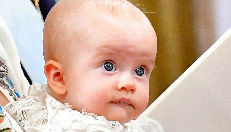 Lille prins Julian, der kom til verden den 26. marts og som således nu er godt og vel fem måneder gammel.