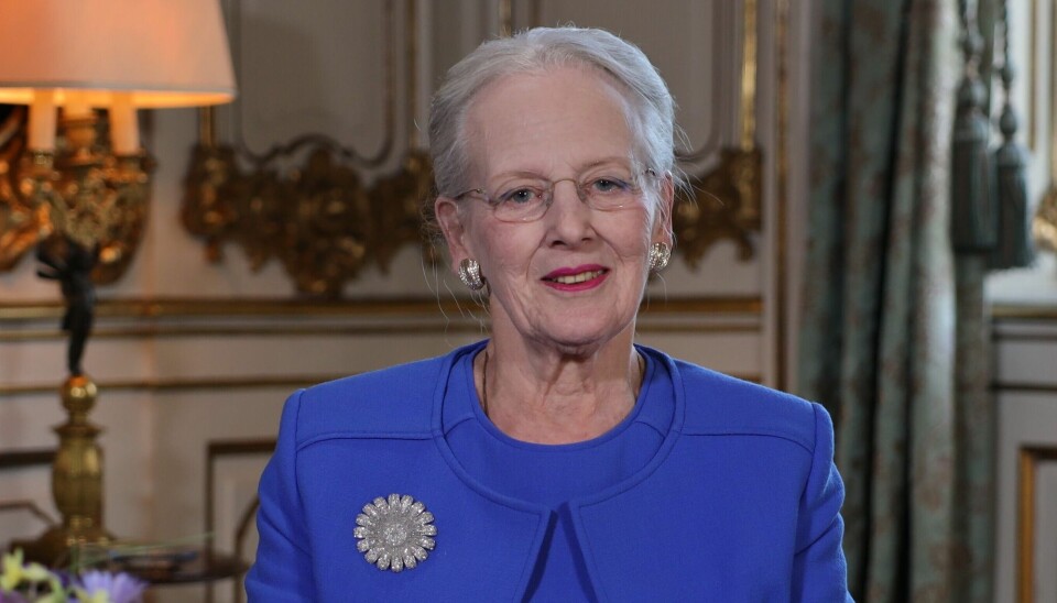 Dronning Margrethe har sagt ja til at modtage Kristeligt Dagblads Pris Dronning Margrethe sidder ved bord og taler til danskerne