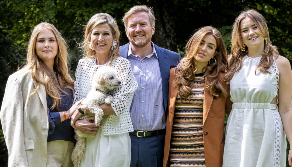 Det hollandske kongepar, kong Willem Alexander og dronning Maxima, ses her sammen med deres tre døtre, fra venstre kronprinsesse Catharina Amalia, prinsesse Alexia og prinsesse Ariane