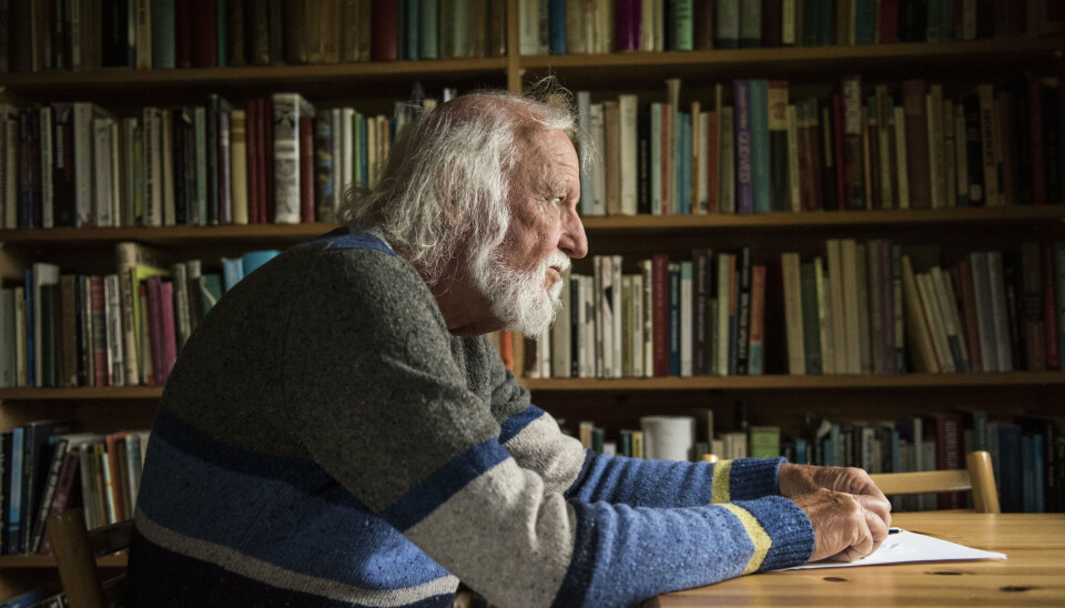 I 56 år har Svend Åge Madsen boet i samme hus i Risskov, og han skal med egne ord 'hives herfra'. Her ses han i 2016 i sin skrivehytte i husets baghave. Den 2. november fylder han 85 år. (Arkivfoto).