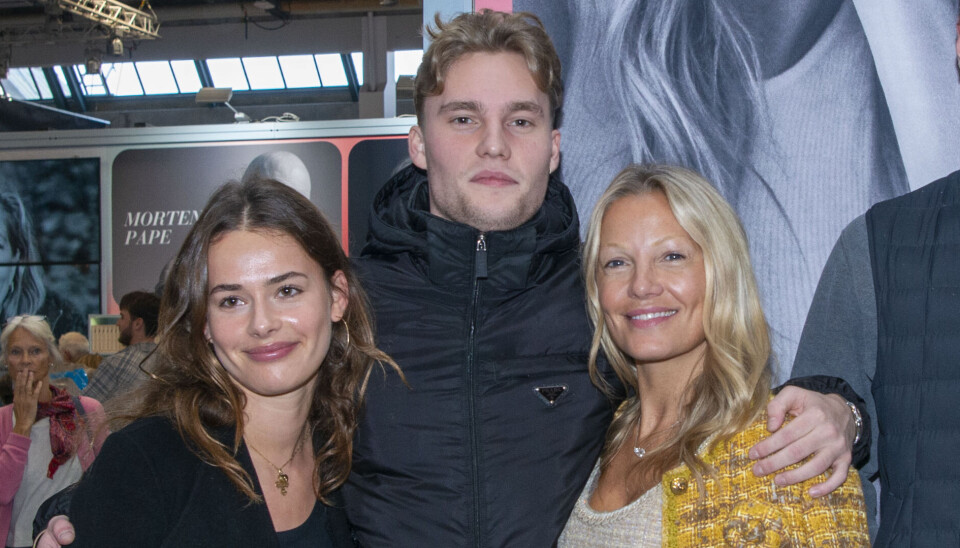 Caroline Fleming med sønnen Alexander Fleming, 21 og hans kæreste Cille på bogmesse.