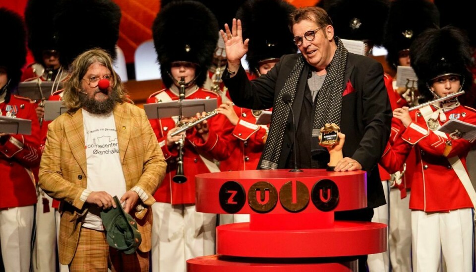 Anders Lund Madsen, som tidligere har været en del af Zirkus Nemo, overrakte Søren Østergaard Æresprisen til årets Zulu Comedy Galla.