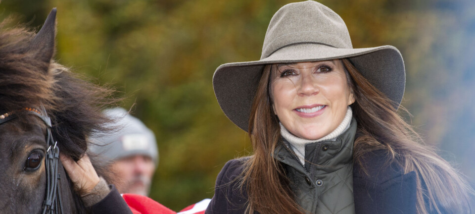 Dronning Mary i hopla blandt heste