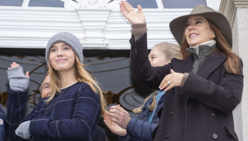 Dronningen og Prinsessen vinkede lystigt fra Eremitageslottets balkon.