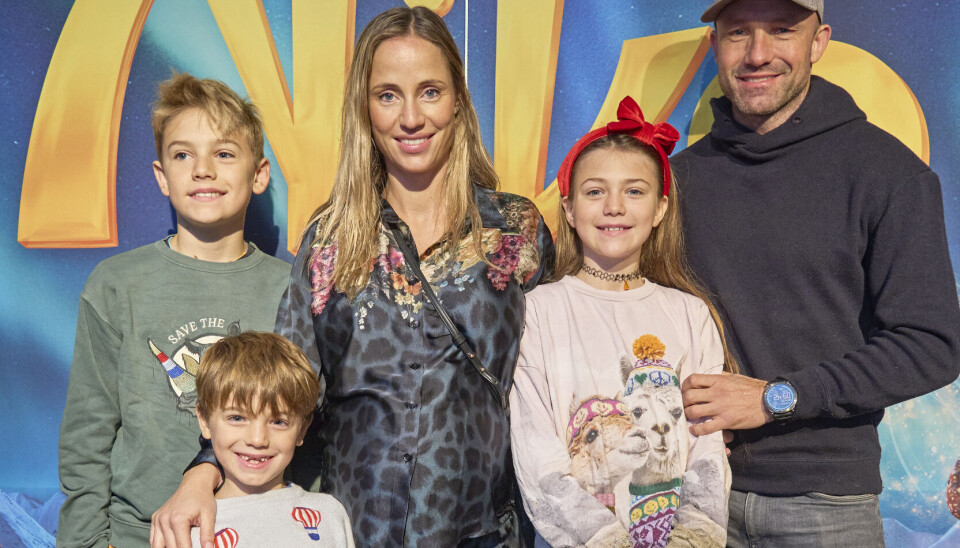 Her ses højgravid Lea Hvidt Kessler og Mikkel Kessler med børnene, Romeo, Rosa-Lia, og Helios.