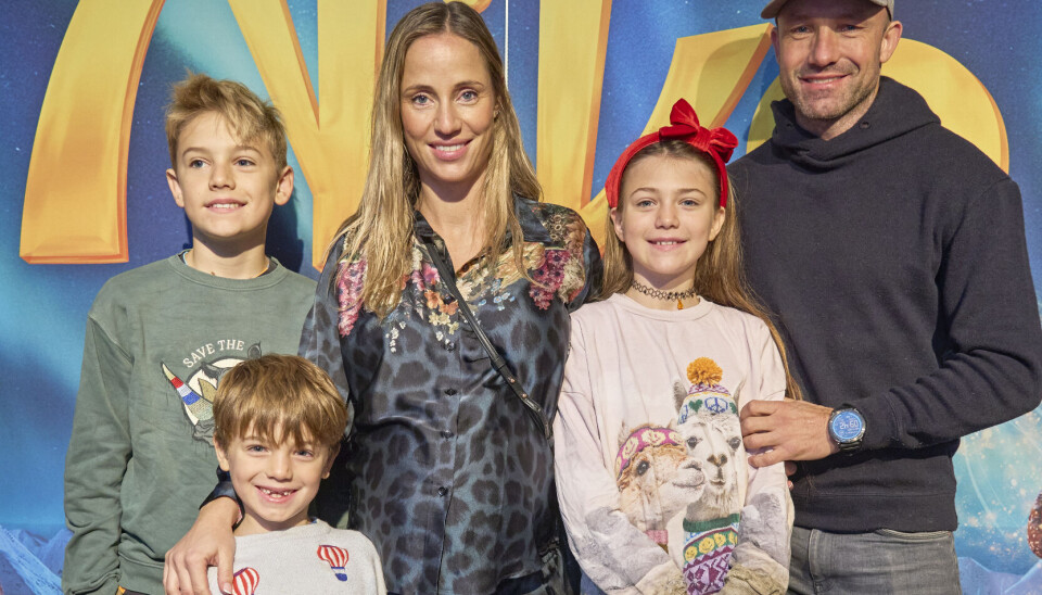 Her ses højgravid Lea Hvidt Kessler og Mikkel Kessler med børnene, Romeo, Rosa-Lia, og Helios.