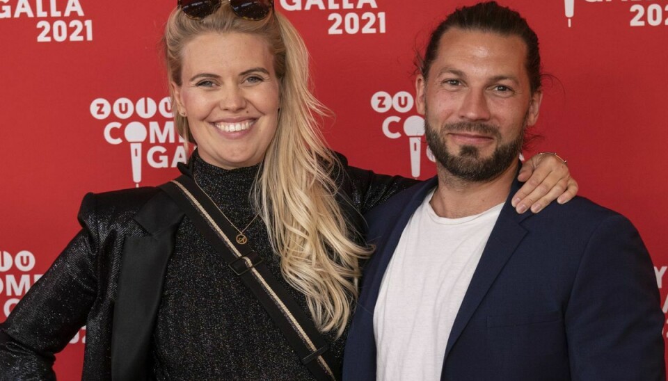 Anna Stokholm er kendt fra TV 2-serierne 'Sygeplejeskolen' og 'Minkavlerne'. Simon Stenspil er også kendt fra TV 2. Han har medvirket i 'Badehotellet', og så vandt han 'Vild med dans' i 2018.