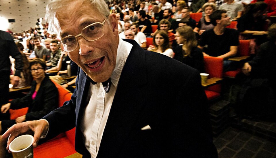Højenergifysiker Holger Bech Nielsen har i flere år holdt underholdende foredrag om emner inden for fysikken. En af hovedmålene var at gøre det forståeligt for offentligheden. Det har han holdt af. Snart genoptager han foredrag efter 1,5 års coronaaflysninger. Højenergifysiker Holger Bech Nielsen har i flere år holdt underholdende foredrag om emner inden for fysikken. En af hovedmålene var at gøre det forståeligt for offentligheden. Det har han holdt af. Snart genoptager han foredrag efter 1,5 års coronaaflysninger.
