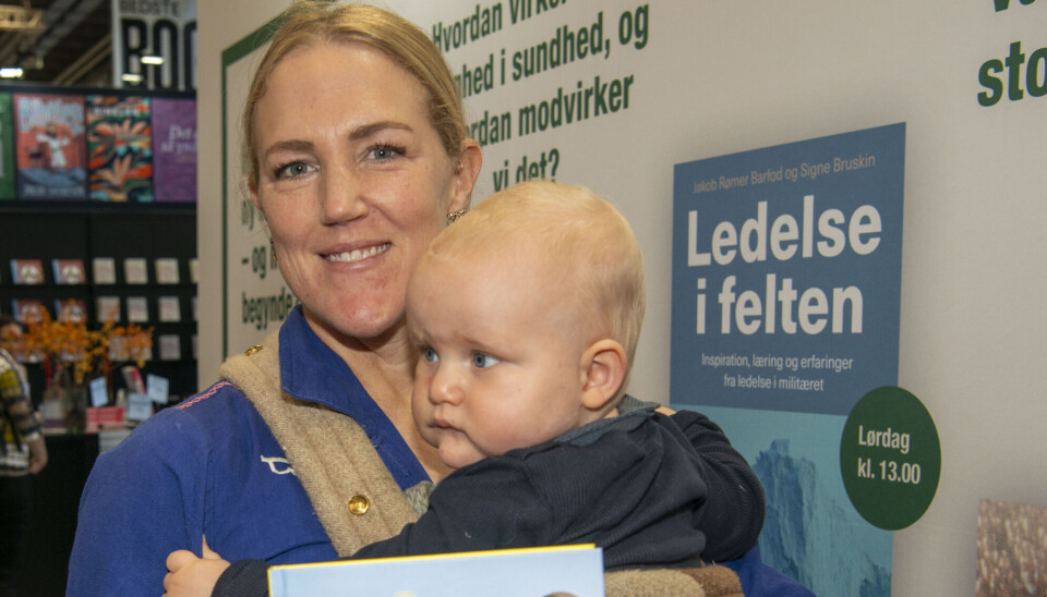 Michelle Kristensen med lille Viggo på armen.