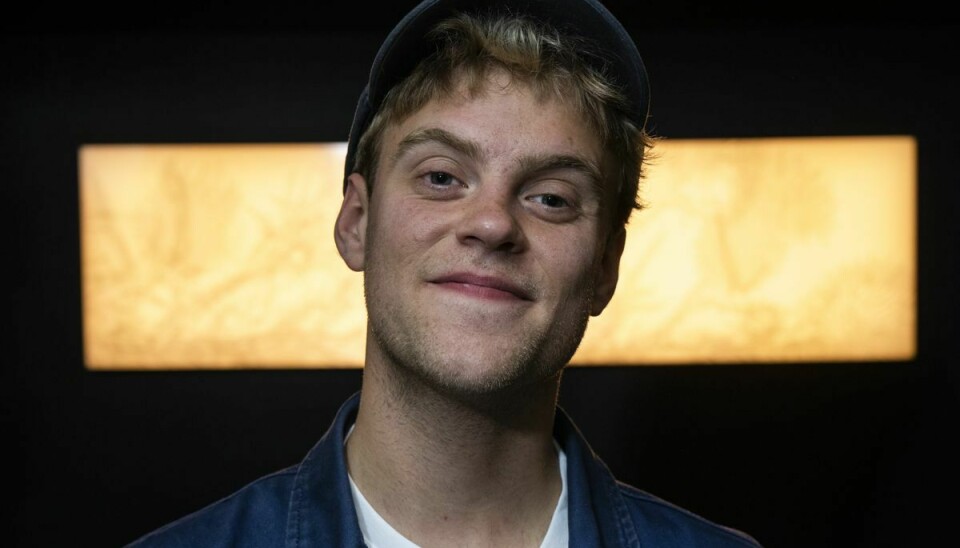 Hjalmer har slået sit eget navn fast og har været en del af den danske musikscene siden 2019, hvor han udgav sin debutplade, 'Midt i en drøm eller noget der ligner'.