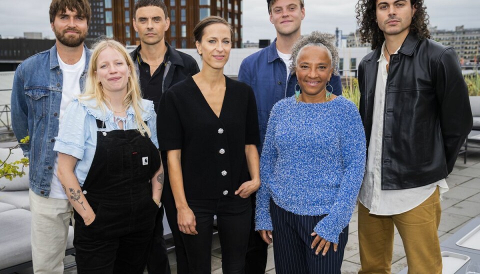 Hjalmer kalder deltagerne i 'Toppen af poppen' - Maria Bramsen, Simon Kvamm, Katinka Bjerregaard, Mathilde Falch, Alex Vargas og Malte Ebert - for sine venner i dag.