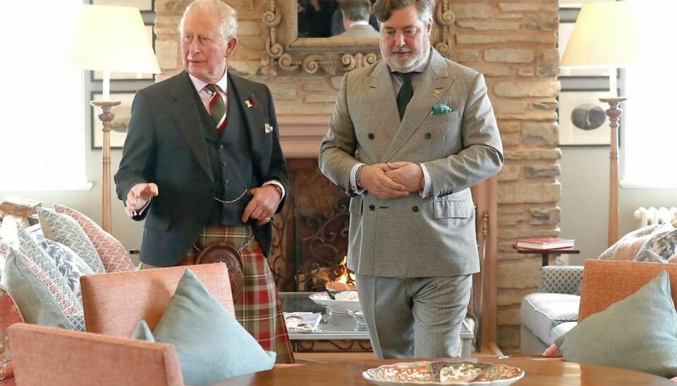 Prins Charles ses her sammen med sin nu afgåede direktør Michael Fawcett.