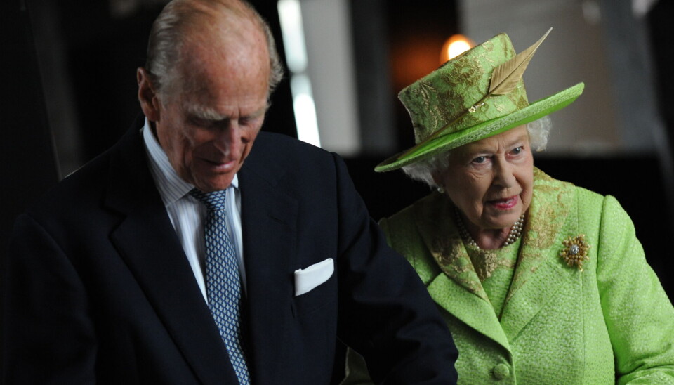 Billedet her viser det nu afdøde par, dronning Elizabeth II og prins Philip, under et besøg i Belfast i 2012.