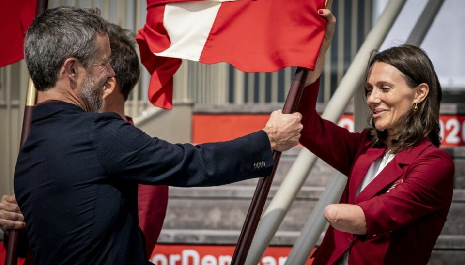 Fanebærer Lisa Kjær Gjessing vandt fredag guld.