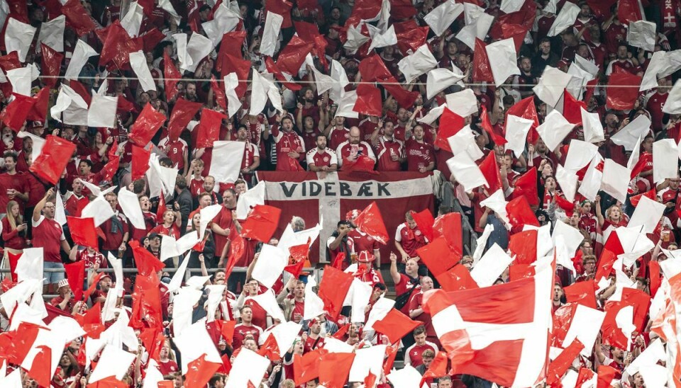 Det ikoniske Videbæk-flag blev stjålet i Parken tirsdag aften, hvor Danmark bankede Israel 5-0. (Arkivfoto).
