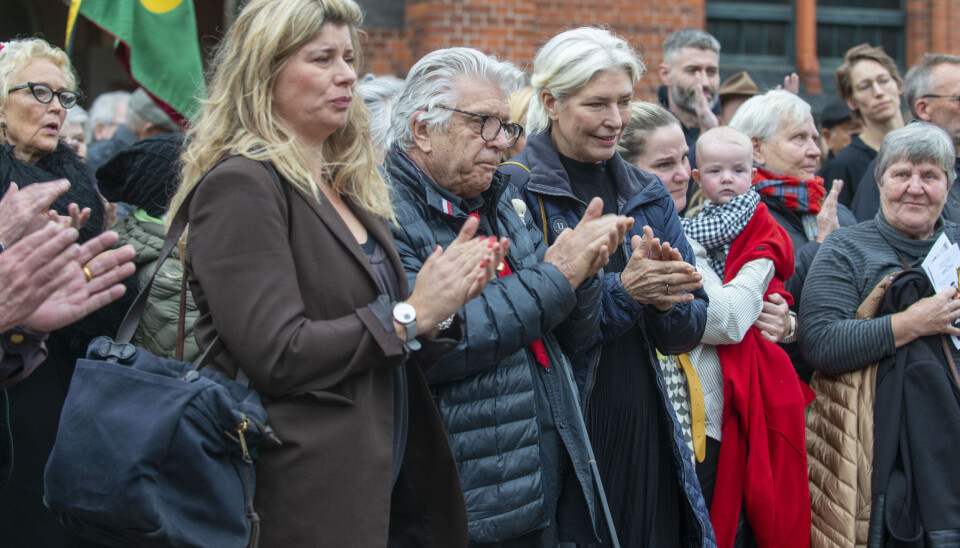 Der lød klapsalver fra deltagerne, da multikunstneren Erik Clausen blev kørt væk i rustvognen. Her er det vennen Leif Sylvester.